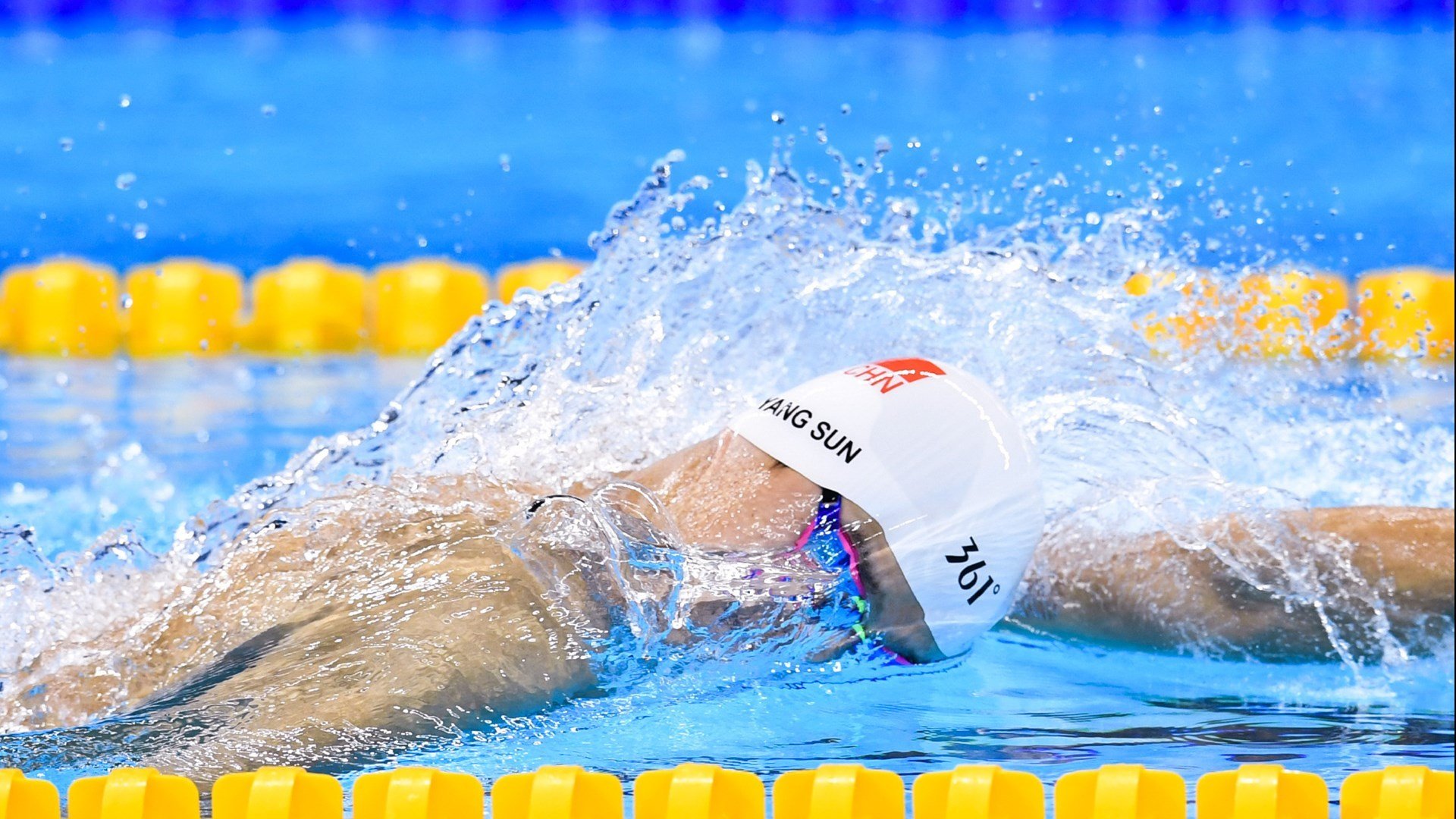 全黑队利用反击与速度优势，横扫对手防线，全黑队战舞